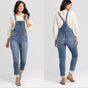 NWT Universal Thread High Rise Raw Hem Cropped jeans Overall medium wash 4/27